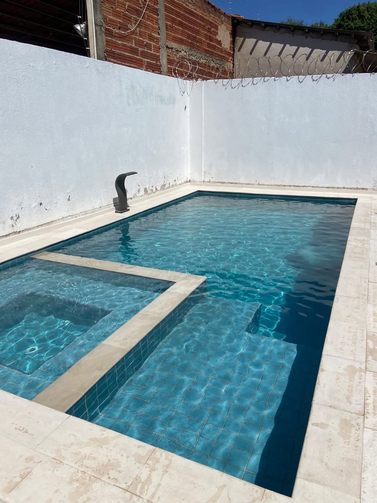 Fazemos construção de piscina ao preço imbatível do mercado.